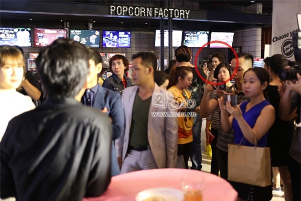 Giữa tâm bão phim giả tình thật, Trường Giang lạnh lùng với Sam như người xa lạ-6