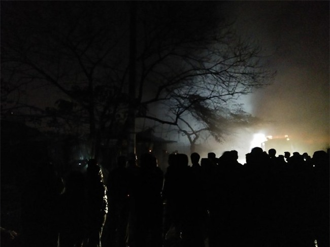 Hà Nội: Nhà xưởng bốc cháy ngùn ngụt, cảnh sát phá cửa tôn cứu người mắc kẹt - Ảnh 2.