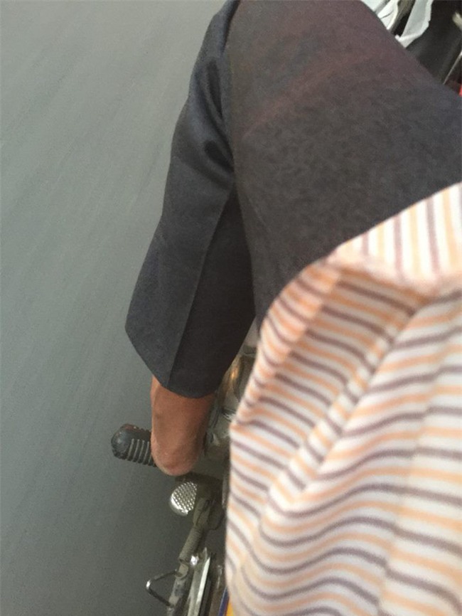 Bức ảnh ông chú chạy xe ôm với đôi chân trần và vị khách hào phóng tình người khiến cư dân mạng xúc động - Ảnh 1.