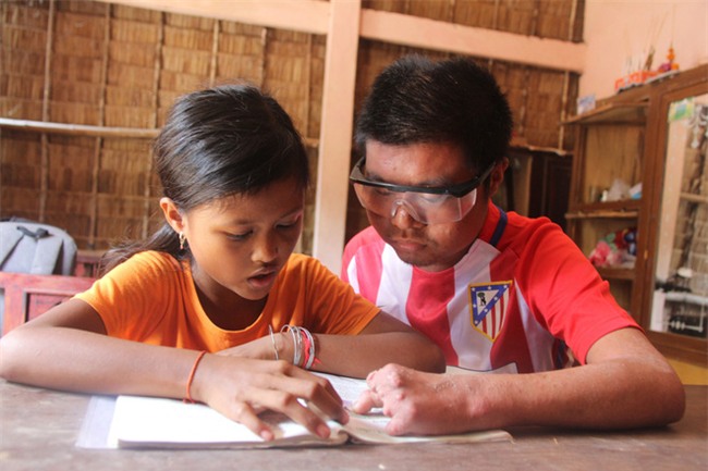 Bố mất chưa giỗ đầu thì mẹ qua đời, em gái 10 tuổi đau đớn nhìn anh trai mắc bệnh hiểm nghèo mà không có tiền chữa - Ảnh 8.