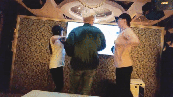 Gia đình hoa dâm bụt Hòa Minzy, Đức Phúc và Erik quậy tưng quán karaoke với vũ điệu sexy-2