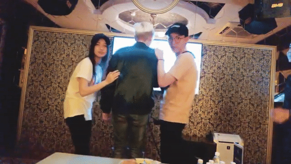 Gia đình hoa dâm bụt Hòa Minzy, Đức Phúc và Erik quậy tưng quán karaoke với vũ điệu sexy-3