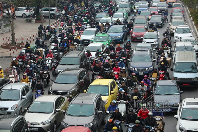 Tắc khủng khiếp giữa trưa từ ngõ ra đường lớn Hà Nội