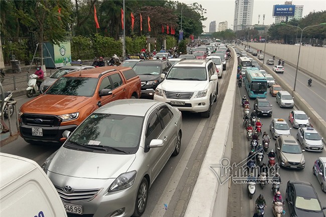 Tắc khủng khiếp giữa trưa từ ngõ ra đường lớn Hà Nội