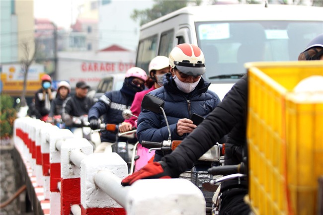 Tắc khủng khiếp giữa trưa từ ngõ ra đường lớn Hà Nội