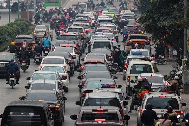 Tắc khủng khiếp giữa trưa từ ngõ ra đường lớn Hà Nội
