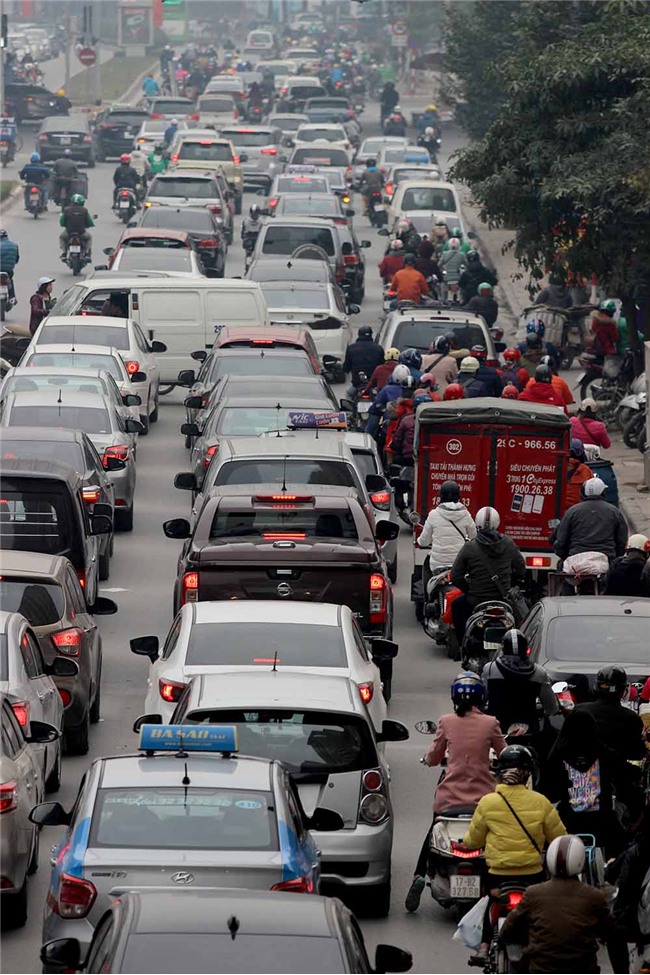 Tắc khủng khiếp giữa trưa từ ngõ ra đường lớn Hà Nội