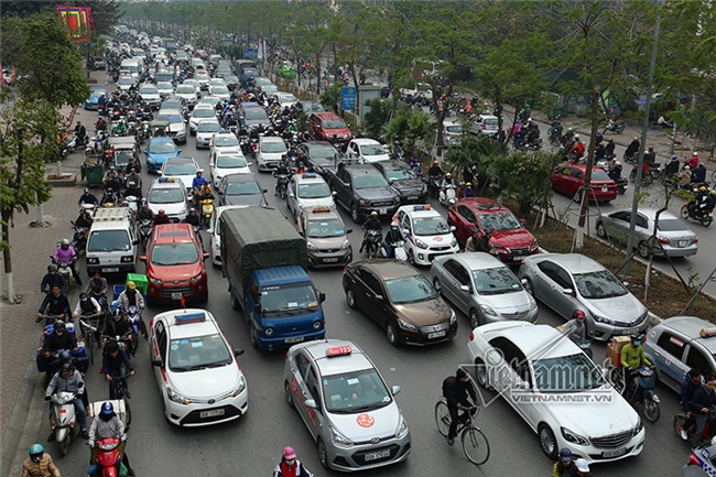 Tắc khủng khiếp giữa trưa từ ngõ ra đường lớn Hà Nội