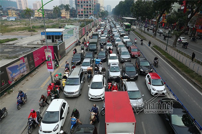Tắc khủng khiếp giữa trưa từ ngõ ra đường lớn Hà Nội