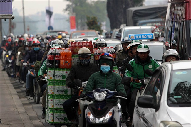 Tắc khủng khiếp giữa trưa từ ngõ ra đường lớn Hà Nội