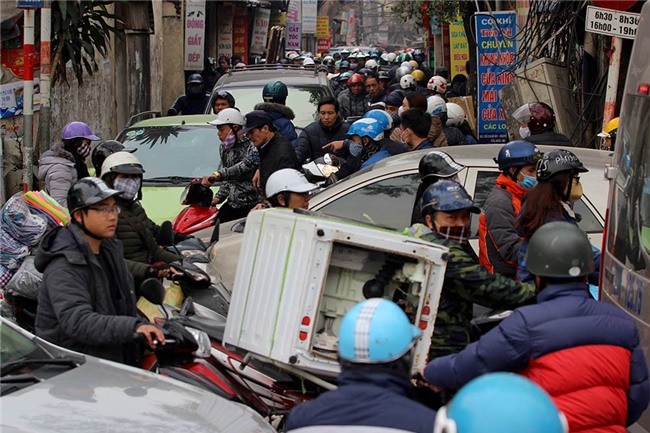 Tắc khủng khiếp giữa trưa từ ngõ ra đường lớn Hà Nội