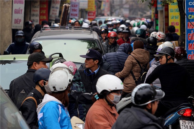 Tắc khủng khiếp giữa trưa từ ngõ ra đường lớn Hà Nội