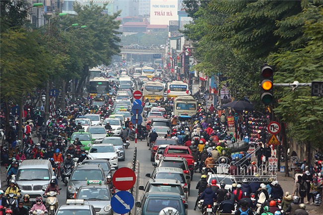 Tắc khủng khiếp giữa trưa từ ngõ ra đường lớn Hà Nội