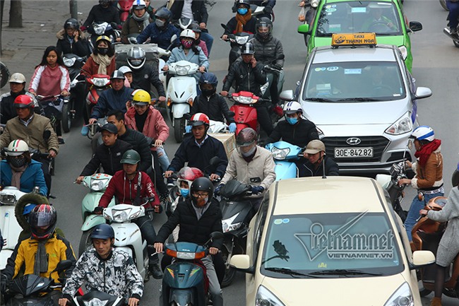 Tắc khủng khiếp giữa trưa từ ngõ ra đường lớn Hà Nội