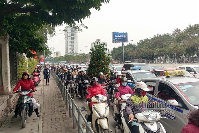Tắc khủng khiếp giữa trưa từ ngõ ra đường lớn Hà Nội