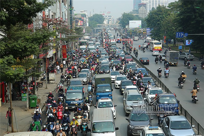 Tắc khủng khiếp giữa trưa từ ngõ ra đường lớn Hà Nội