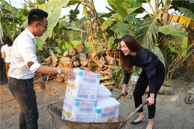 Hồ Ngọc Hà dành cả ngày làm từ thiện, đi xe máy trao quà Tết cho người vô gia cư lúc nửa đêm - Ảnh 1.