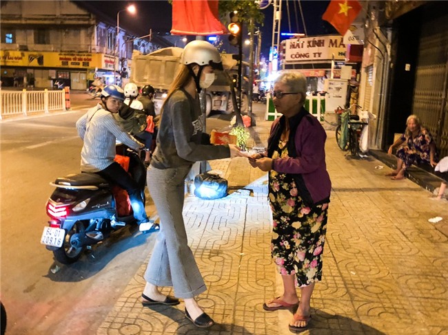 Hồ Ngọc Hà dành cả ngày làm từ thiện, đi xe máy trao quà Tết cho người vô gia cư lúc nửa đêm - Ảnh 10.