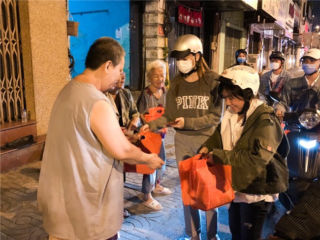 Hồ Ngọc Hà dành cả ngày làm từ thiện, đi xe máy trao quà Tết cho người vô gia cư lúc nửa đêm - Ảnh 11.