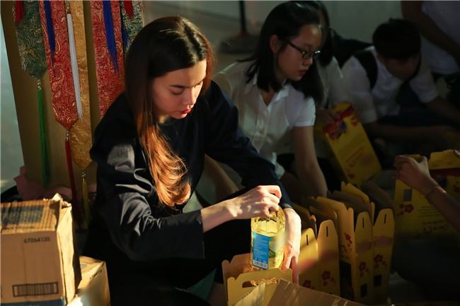 Hồ Ngọc Hà dành cả ngày làm từ thiện, đi xe máy trao quà Tết cho người vô gia cư lúc nửa đêm - Ảnh 2.