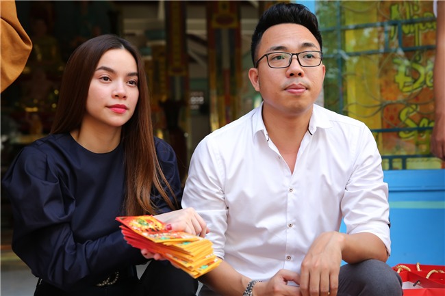 Hồ Ngọc Hà dành cả ngày làm từ thiện, đi xe máy trao quà Tết cho người vô gia cư lúc nửa đêm - Ảnh 3.