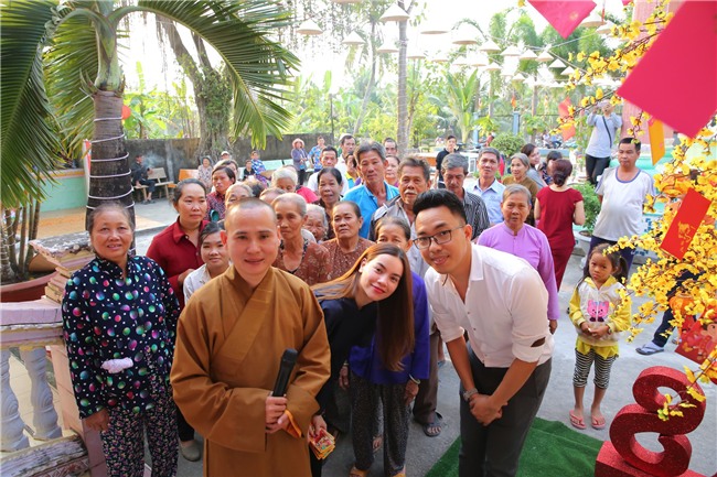 Hồ Ngọc Hà dành cả ngày làm từ thiện, đi xe máy trao quà Tết cho người vô gia cư lúc nửa đêm - Ảnh 4.