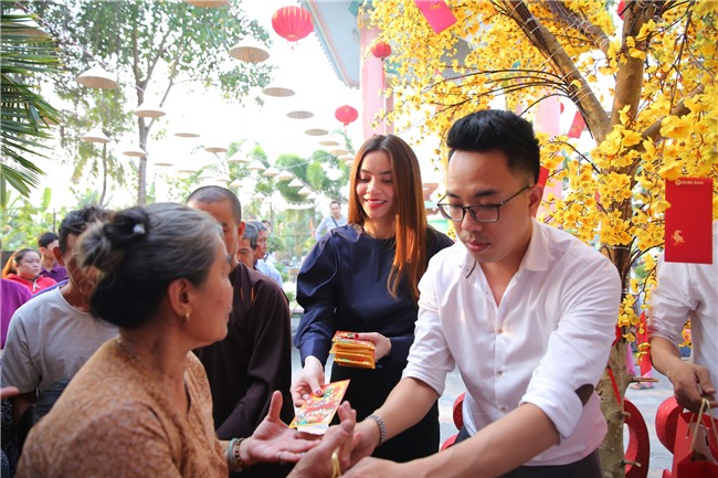 Hồ Ngọc Hà dành cả ngày làm từ thiện, đi xe máy trao quà Tết cho người vô gia cư lúc nửa đêm - Ảnh 6.