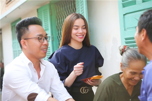 Hồ Ngọc Hà dành cả ngày làm từ thiện, đi xe máy trao quà Tết cho người vô gia cư lúc nửa đêm - Ảnh 7.