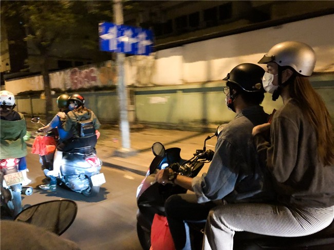 Hồ Ngọc Hà dành cả ngày làm từ thiện, đi xe máy trao quà Tết cho người vô gia cư lúc nửa đêm - Ảnh 9.