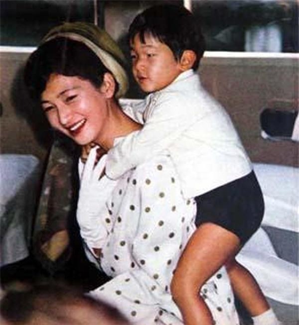 co gai thuong dan mot buoc thanh hoang hau nhat, khien hoang gia "nao loan" voi cach day con - 5