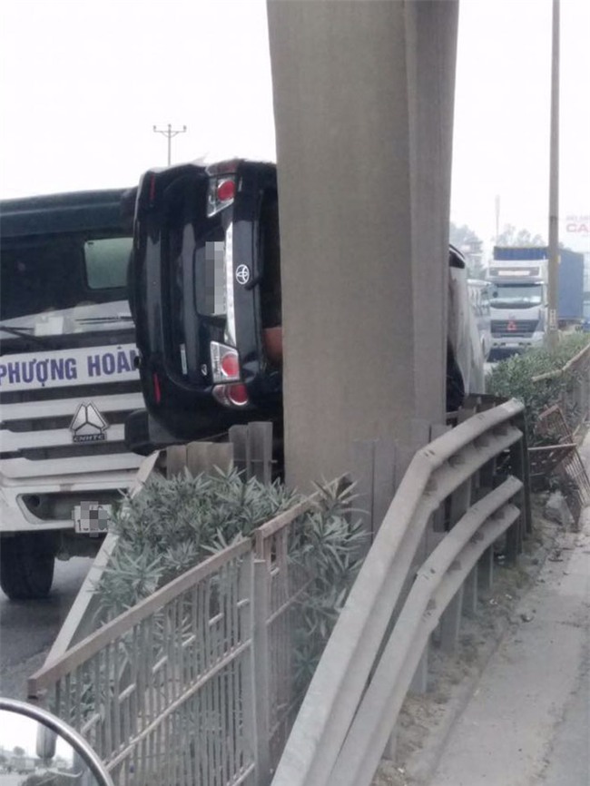 Tai nạn hy hữu: Ô tô bị kẹp dính lên mố cầu sau va chạm ở Hải Dương
