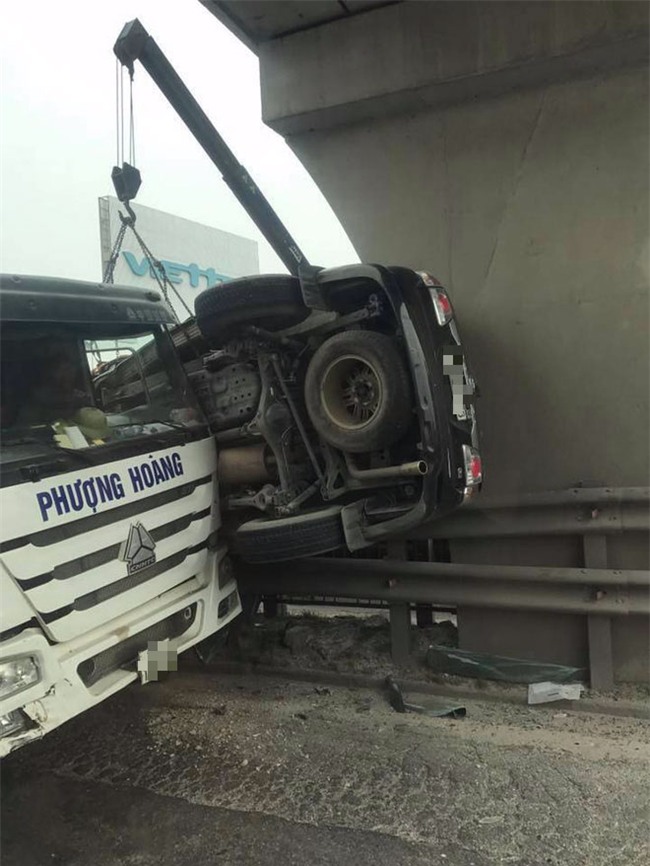 Tai nạn hy hữu: Ô tô bị kẹp dính lên mố cầu sau va chạm ở Hải Dương