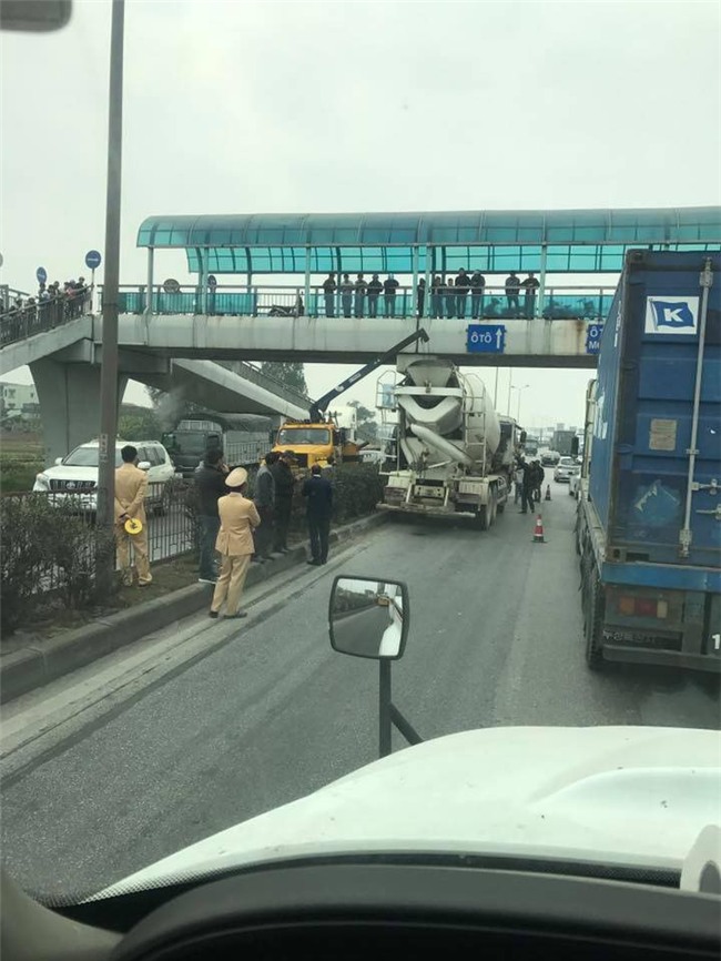 Tai nạn hy hữu: Ô tô bị kẹp dính lên mố cầu sau va chạm ở Hải Dương