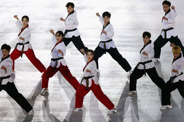Màn đồng diễn Taekwondo (môn thể thao truyền thống của Hàn Quốc) trong lễ khai mạc