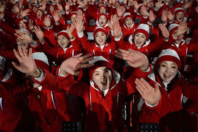 Đội cổ vũ của CHDCND Triều Tiên trên khán đài