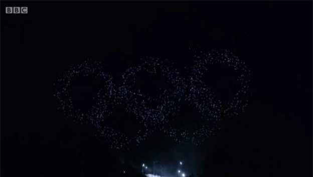 Năm vòng tròn biểu tượng của Olympic được vẽ lên bởi 1218 máy bay không người lái