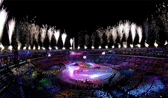 Màn pháo hoa hoàng tráng trước thềm lễ khai mạc