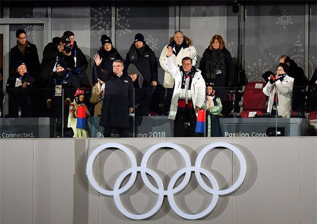 Tổng thống Hàn Quốc, Moon Jae-in và Chủ tịch Ủy ban Olympic quốc tế, Thomas Bach trong lễ khai mạc