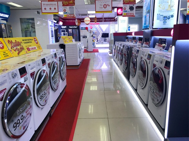 Cảnh tượng vắng khách hiếm thấy trong mỗi dịp giáp Tết đang diễn ra tại nhiều siêu thị điện máy.