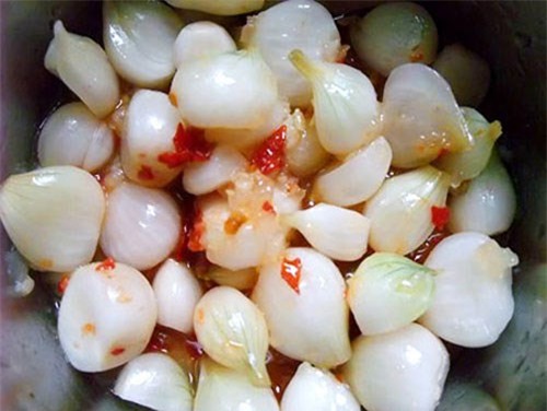 Tác hại khôn lường nếu ăn quá nhiều dưa, hành muối trong ngày Tết-2