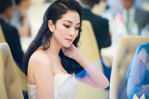 Hoa hậu Nguyễn Thị Huyền viết tâm thư đáp trả chuyện dao kéo