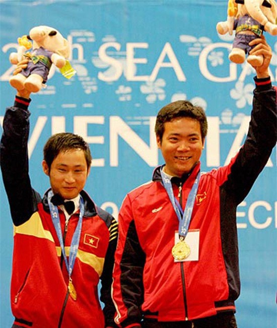 Thủ môn Bùi Tiến Dũng đấu giá găng tay, ủng hộ nhà vô địch SEA Games bị mắc ung thư - Ảnh 1.