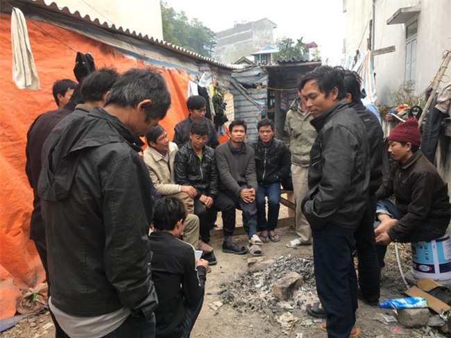 Chủ thầu đột ngột biến mất, 40 công nhân lao đao không có tiền về quê ăn Tết - Ảnh 1.