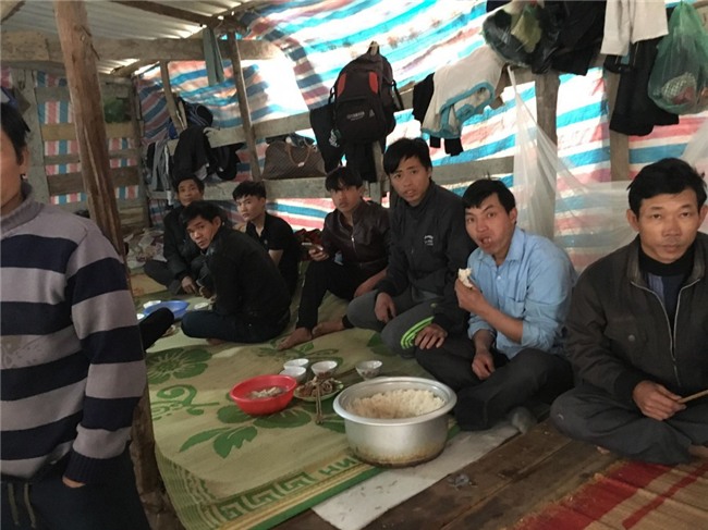 37 công nhân bị chủ thầu bỏ rơi ở Hạ Long: Có người còn không biết nhà mình ở đâu mà về - Ảnh 3.