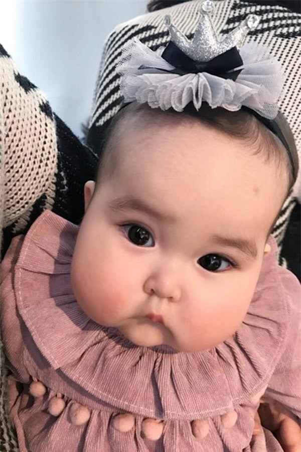 be gai ha noi cu ra pho la moi nguoi len chup anh vi doi ma "banh bao" sieu doc - 1