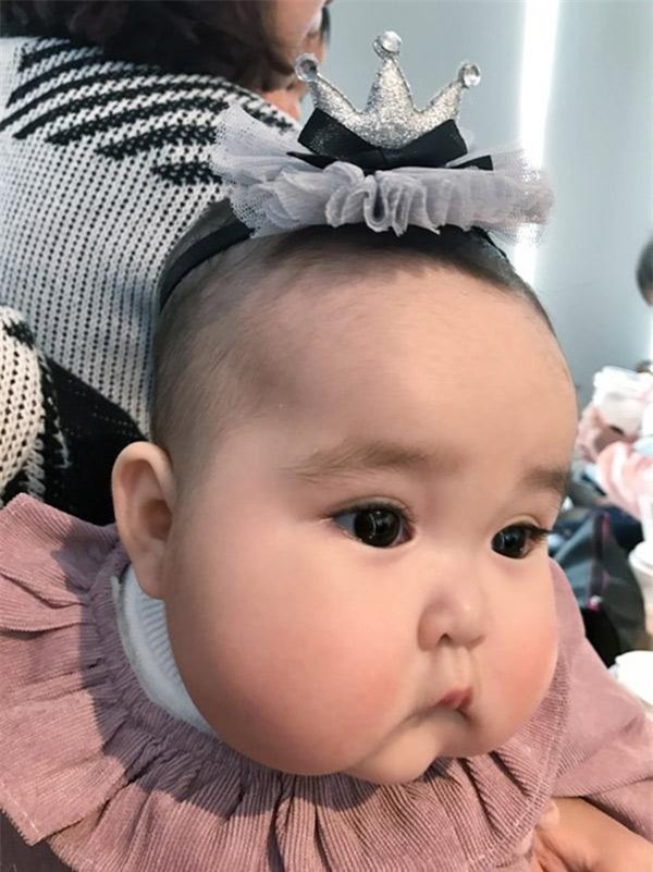 be gai ha noi cu ra pho la moi nguoi len chup anh vi doi ma "banh bao" sieu doc - 2