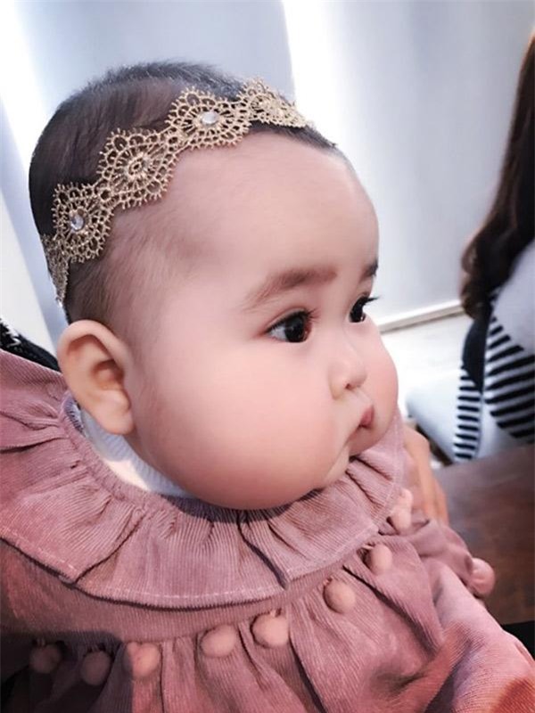 be gai ha noi cu ra pho la moi nguoi len chup anh vi doi ma "banh bao" sieu doc - 5