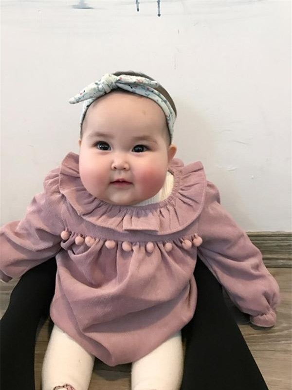 be gai ha noi cu ra pho la moi nguoi len chup anh vi doi ma "banh bao" sieu doc - 7