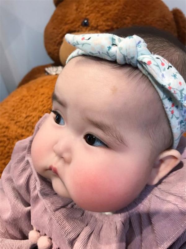 be gai ha noi cu ra pho la moi nguoi len chup anh vi doi ma "banh bao" sieu doc - 8