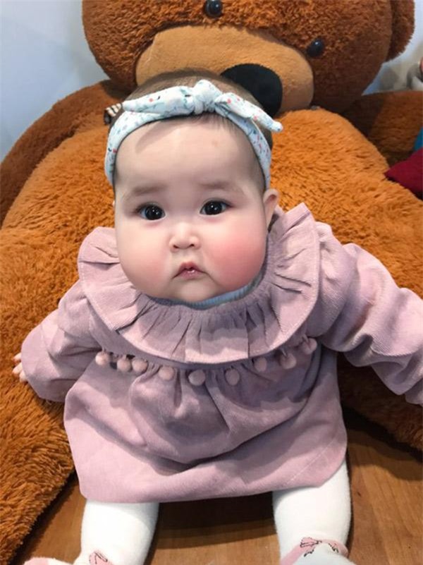 be gai ha noi cu ra pho la moi nguoi len chup anh vi doi ma "banh bao" sieu doc - 9